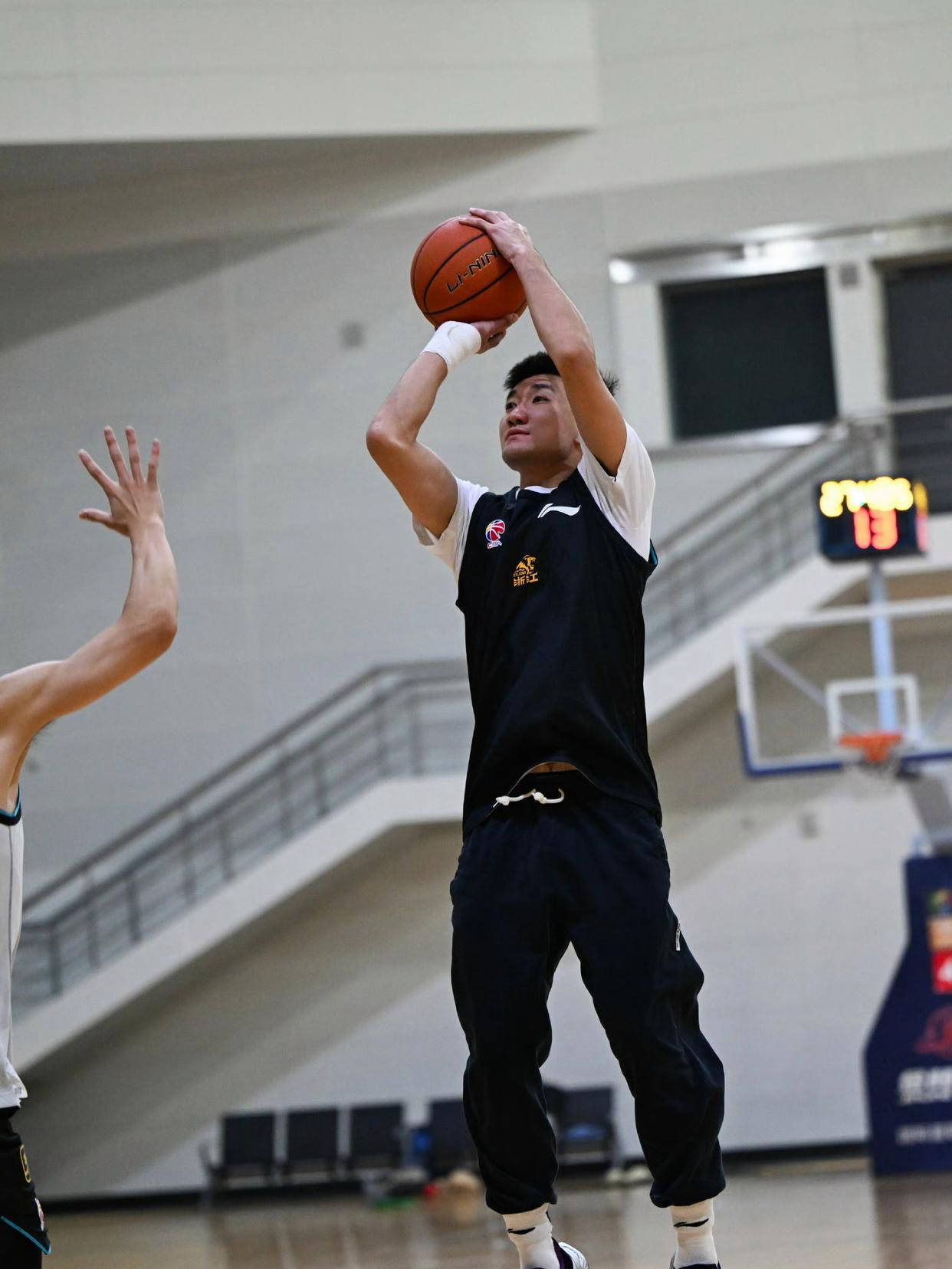 山东队轻取篮网,孙铭徽高光表现 山东队轻取篮网,孙铭徽高光表现