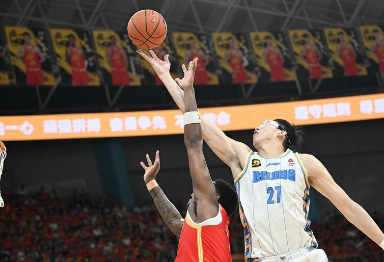 湖人完胜北京队,胡金秋状态火热 湖人完胜北京队,胡金秋状态火热