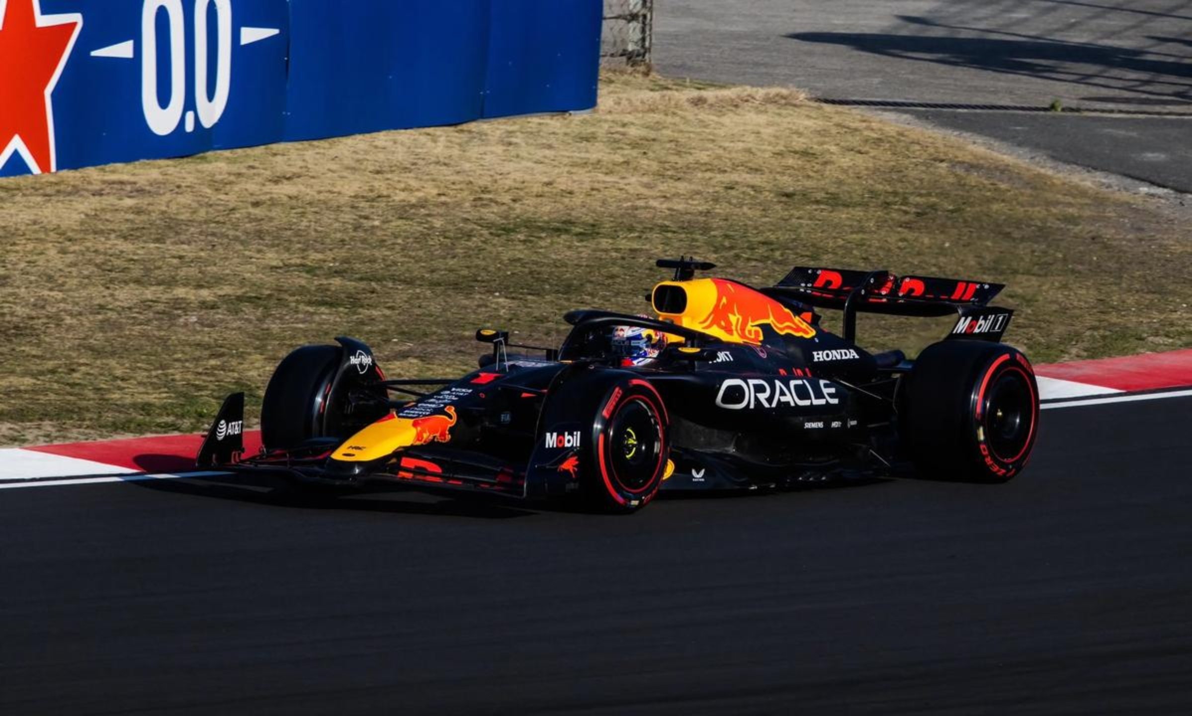 红牛车队绝杀雷诺车队,维斯塔潘高光表现 红牛车队绝杀雷诺车队,维斯塔潘高光表现