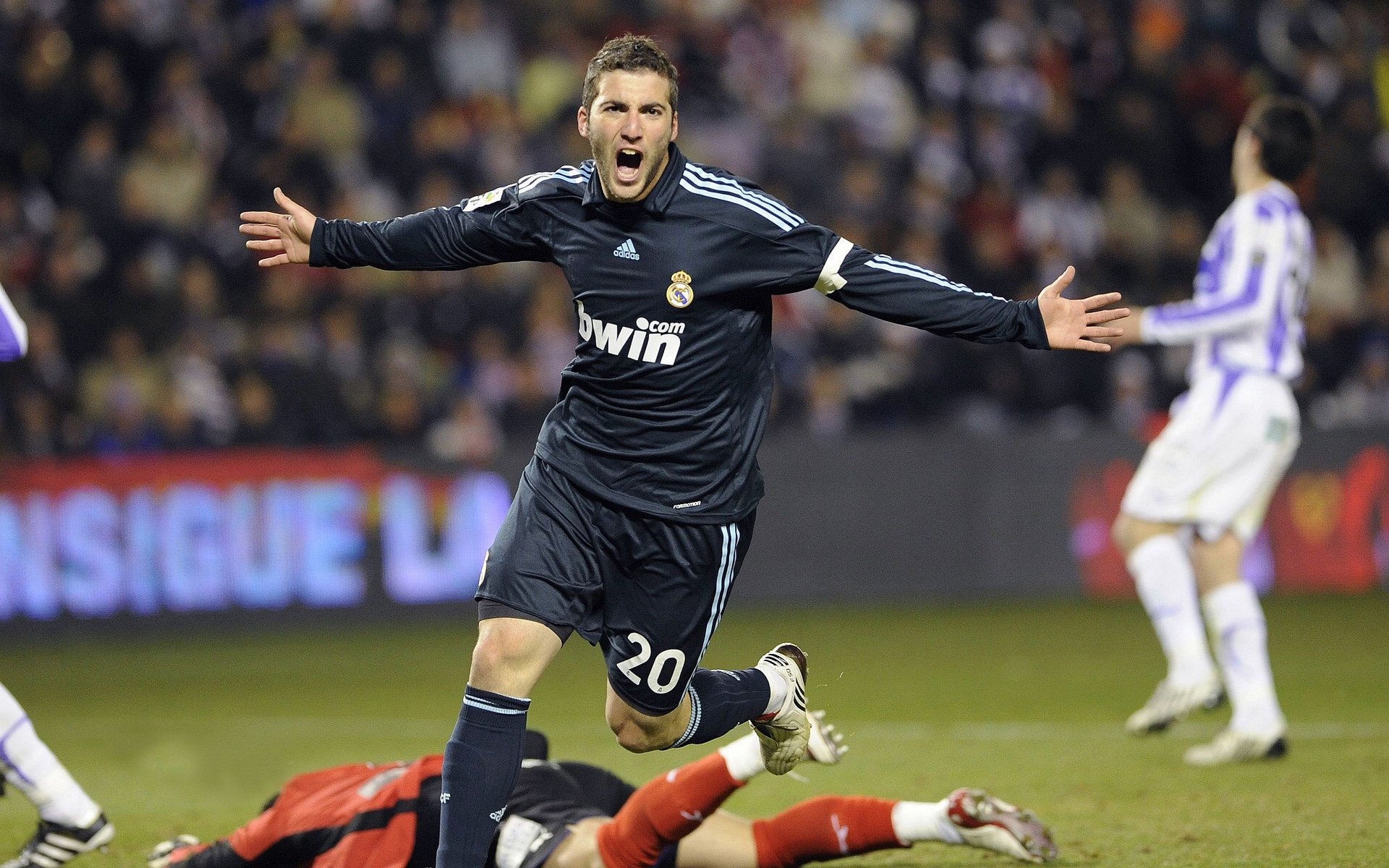 赛道神话,周冠宇驾驭阿斯顿马丁,以统治级表现碾压红牛王朝